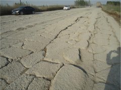 河南省道220路况接近瘫痪 公路局：标已投没钱修